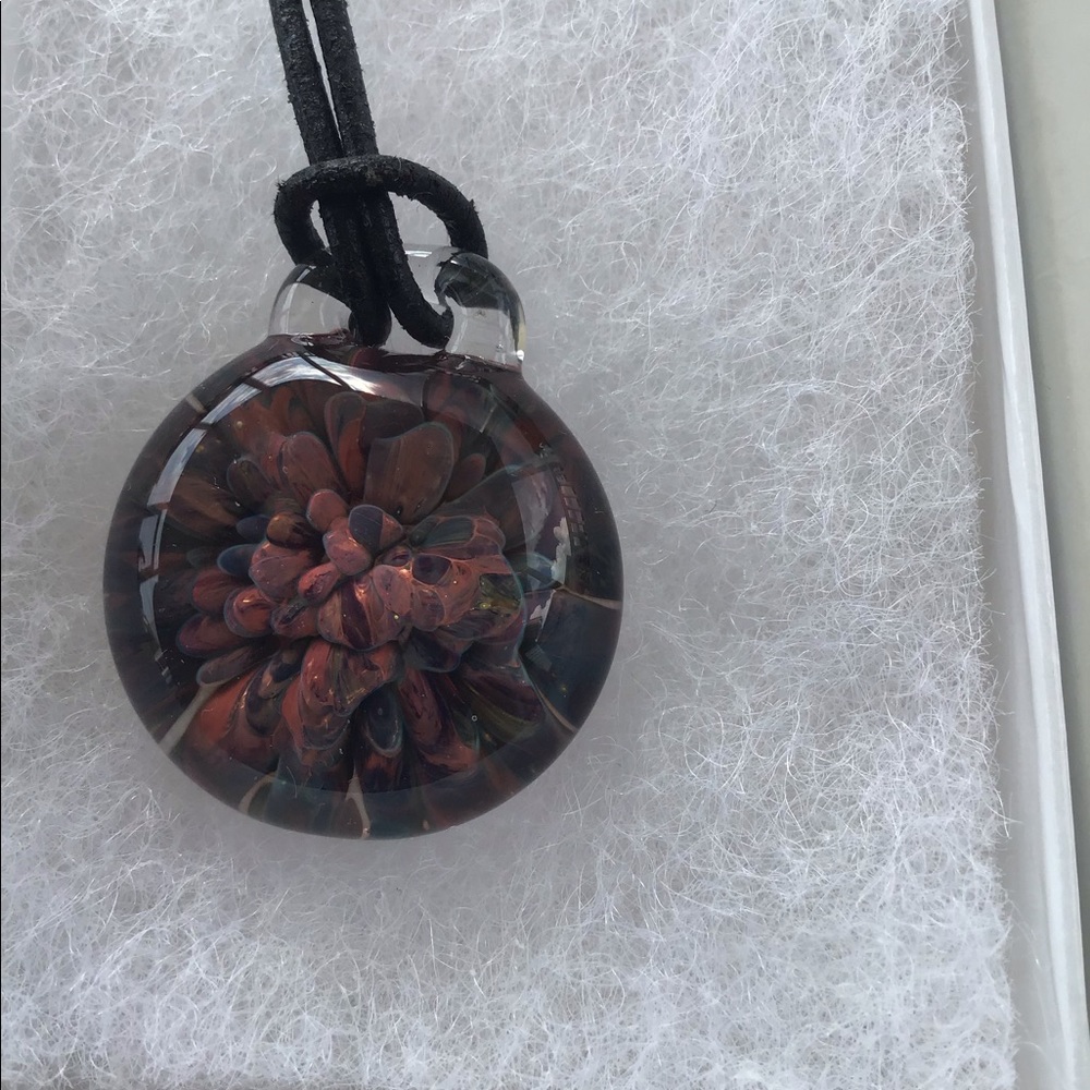 Glass blown Flower necklace From Susan’s treasures - Picture 3 of 5